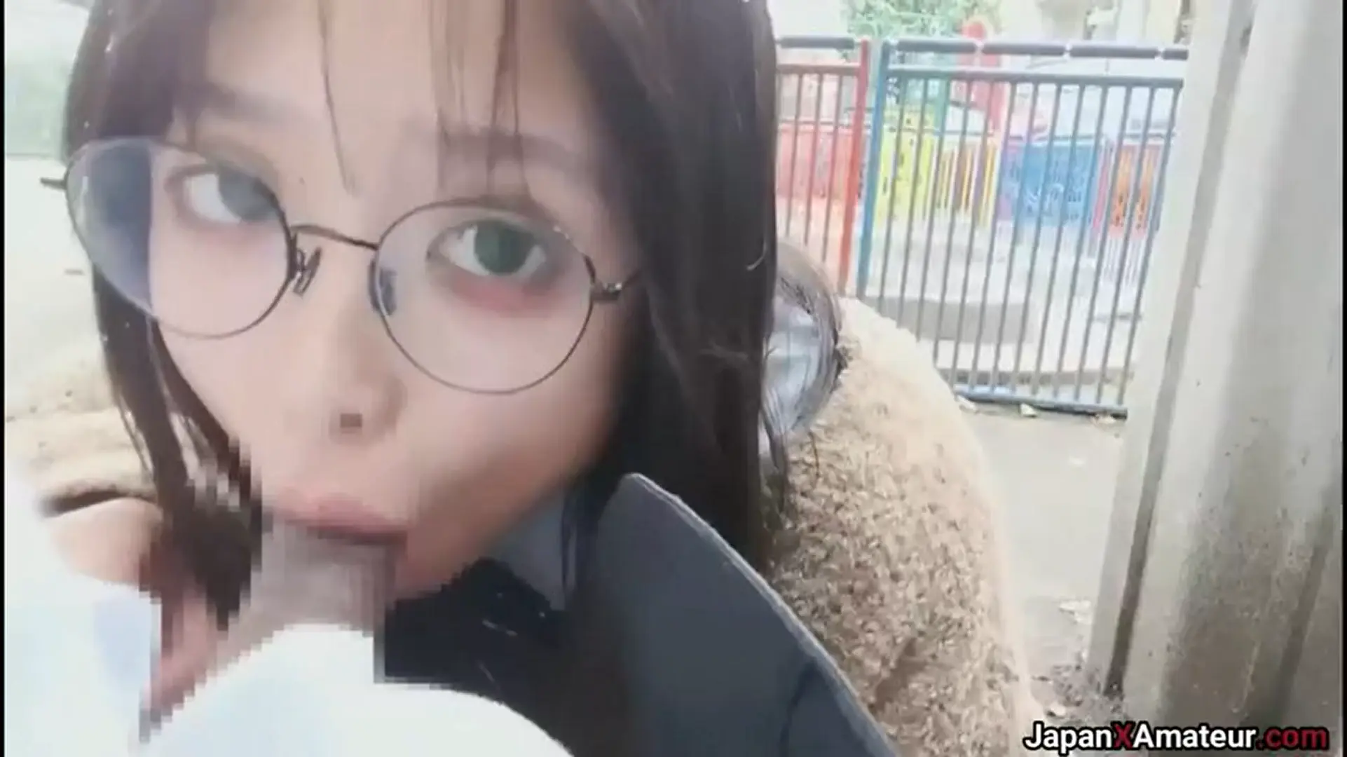 Colegiala traviesa haciendo mamada en el parque.
